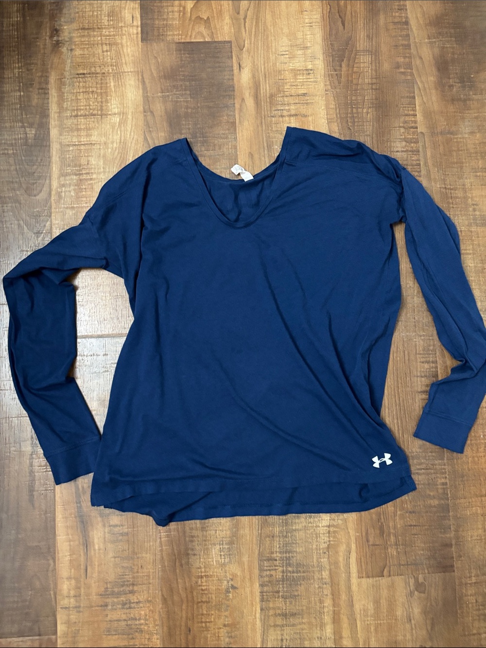 Under Armour Women's medium Long Sleeve scoop V-Neck Top - Navy Blue heat gear